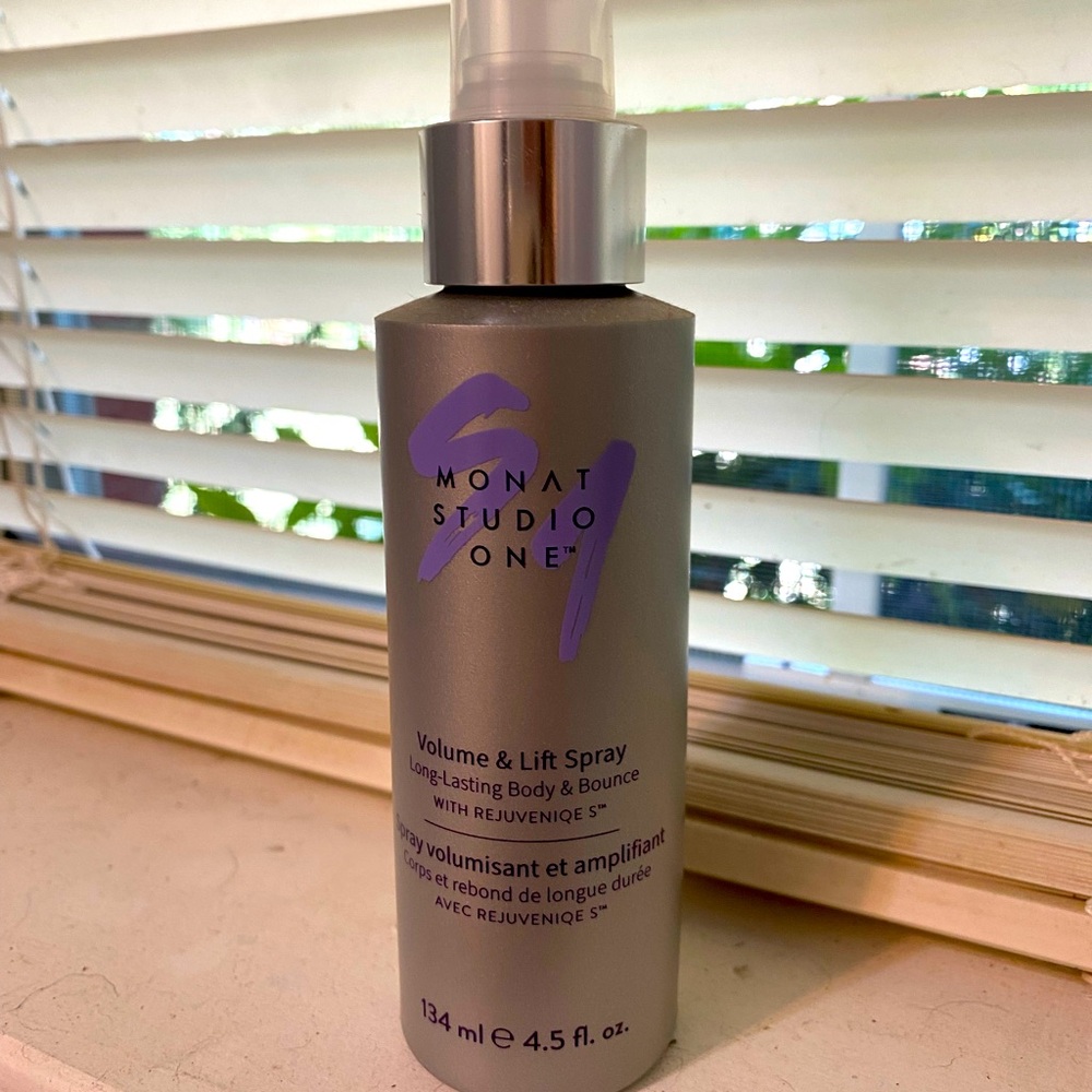 Monat Volume and Lift Spray